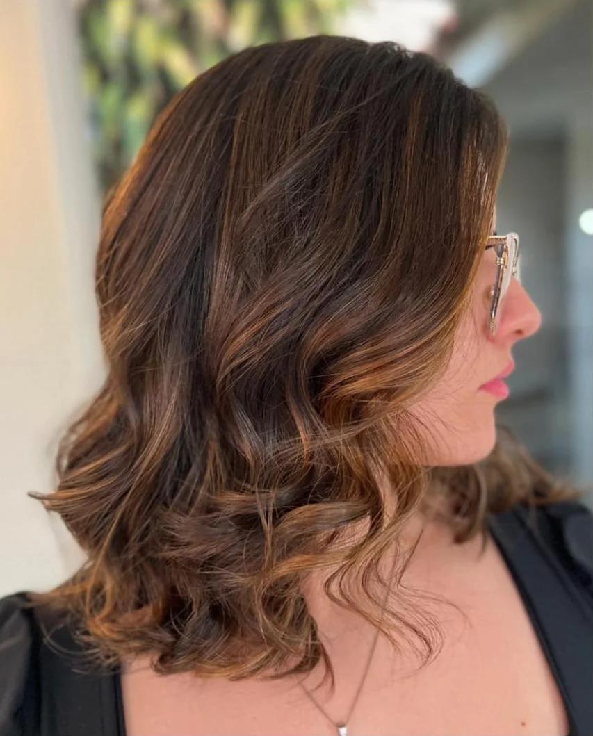 Cabelo castanho na altura dos ombros com ondas e reflexos, de perfil