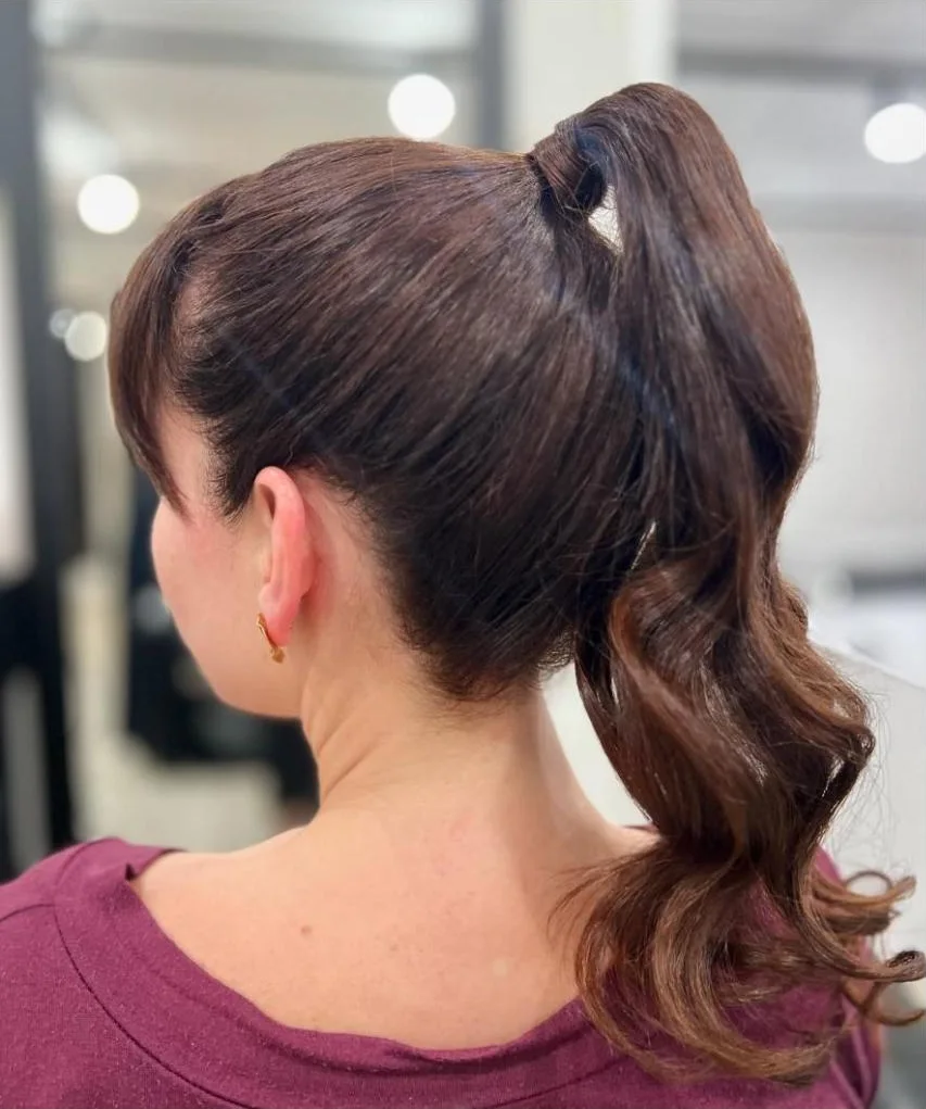 Penteado rabo de cavalo alto com ondas
